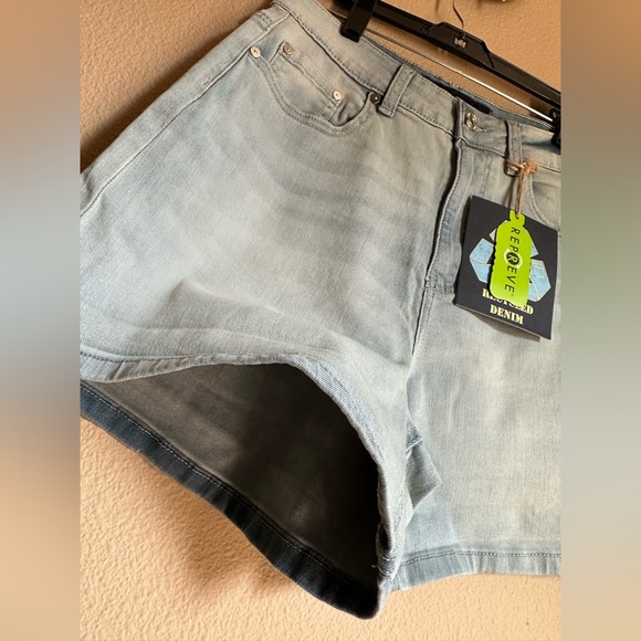 Indigo Rein Mom rise light blue jean shorts size 11 - Picture 3 of 7